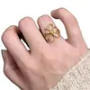Anillo Dorado Nuevo Único con Diseño de Flor Hueca para Mujer, Joyería Versátil de Gama Alta con Diseño de Nicho, Anillo Abierto para Dedo Índice