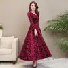 Vestido de Veludo Dourado com Decote V Nova Coleção Primavera & Outono 2022 Saia Longa com Relevo Mangas Longas Feminino Emagrecedor com Barra Larga