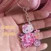 Chaveiro Acrílico Plano 2D Transfronteiriço com Hello Kitty Andando de Moto, Chaveiro Prático, Bonito e Inovador