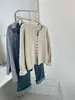 Suéter de punto de cuello en V color albaricoque, hombro normal, corte recto para mujer, nuevo estilo otoño e invierno 2026, top de punto para mujeres petite, se puede usar como capa interior o solo