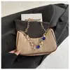 Bolsa de Ombro Feminina Leve Casual Tecida 2026 Decoração de Corrente de Concha Personalizada Nova Moda Tendência Primavera Bolsa Feminina de Axila