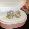 Brincos de Flor de Zircônia com Pérola e Agulha de Prata Galvanizada a Ouro Real, Brincos Modernos e Elegantes, Brincos de Luxo Leve e de Alta Qualidade para Mulheres