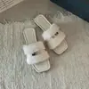 Chinelos baixos de bico quadrado, com sola macia, leves, estilo pequeno e perfumado, felpudos, sandálias slip-on femininas, nova coleção outono/inverno 2026, com fivela de metal para uso externo