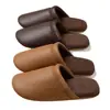 Chinelos de couro de alta qualidade para mulheres, adequados para outono e inverno, com sola silenciosa e macia, design antiderrapante e estilo quente e simples para uso interno.