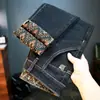 [Qualidade de Loja] Jeans Masculino Outono e Inverno Estampado Stretch Moda Slim Fit Perna Reta Pequena Calça Mais Fácil de Combinar