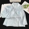 Novo conjunto de pijama para primavera e outono com sutiã embutido, apresentando um design da Kitty, tecido de seda gelada, padrão espinha de peixe e um cardigã com gola de lapela