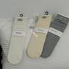 Calcetines de rizo estilo japonés IOULOR otoño e invierno calcetines de seda y lana color liso versátiles de caña media calcetines Zhuji para mujer