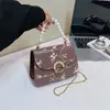Bolsa Pequena Bordada de Nicho para Mulheres Moda Verão 2026 Nova Bolsa Quadrada Pequena de Mão Bolsa Transversal com Corrente no Ombro