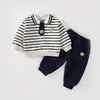 Conjunto de duas peças listrado macio de manga longa, estilo regular, versátil, solto, com retalhos, para primavera e outono, para sair