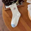 Nuevos calcetines de tubo medio para niñas de estilo japonés de moda para otoño, calcetines de algodón sin costuras resistentes al olor para todas las estaciones, dulce y lindo diseño nuevo