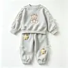 Conjunto de oso con pajarita estilo princesa coreana para niñas, sudadera con estampado de dibujos animados y pantalón jogger conjunto de dos piezas para niños pequeños y niños pequeños