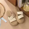 Zapatillas casuales de suela gruesa de bizcocho de tamaño pequeño para mujer 2026 verano nuevo estilo coreano casual con punta abierta de una sola tira para uso en exteriores