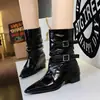 Diseño de punta fina, bota plisada, textura similar al cuero, pierna ancha, tacón grueso, estilo británico, botines retro de charol, botines Chelsea apilados