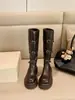 Pronto em Estoque e Enviado em Segundos! Sapatos Estilo Mãe Uva, Fivela de Cinto da Moda, Bico Redondo, Sola Grossa, Botas Curtas Versáteis, Botas de Cavaleiro para Mulheres no Outono e Inverno