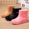 Botas de chuva curtas multicoloridas estilo japonês e coreano para mulheres, adequadas para uso externo durante a estação chuvosa, antiderrapantes, impermeáveis e resistentes a manchas, ideais para limpeza de cozinha