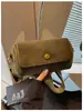 Bolso pequeño vintage para mujer, nicho 2026 nuevo de moda otoño e invierno versátil bandolera de correa ancha, popular bolso cilíndrico