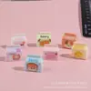Juguete de Comida en Miniatura Cartón de Leche 3D Accesorios de Resina Brillante Pegamento de Crema Llavero DIY Colgante Accesorio para el Cabello Set de Escena