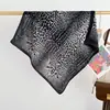 Pañuelo Cuadrado Pequeño de Algodón y Lino con Estampado de Leopardo Retro para Mujer, Delgado, Moda Primavera y Otoño, Versátil, Decorativo, para el Cuello