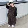 Conjunto de Moda para Niños 2026 Primavera y Otoño Nuevo Estilo para Niños Pequeños, Chaleco con Estampado de Leopardo, Camiseta Básica Elegante, Pantalones Largos Casuales, Conjunto de Tres Piezas