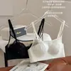 Sutiã de renda leve e respirável, peça única para mulheres, com design de bojo pequeno, efeito push-up e sem aro, projetado para juntar e sustentar os seios e minimizar o vazamento lateral.