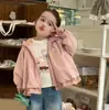 Top Bordado Estilo Princesa para Bebê Menina, Roupa de Primavera 2026 para Bebê Menina Novo Modelo, Jaqueta Casual Xadrez Patchwork para Meninas Tendência