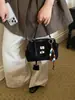 Bolsa feminina de alta qualidade 2026 novo modelo com pingente, bolsa transversal, bolsa de ombro de grande capacidade, bolsa tote versátil para o dia a dia, comércio exterior