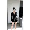 Novo vestido de outono francês com decote V, de abotoamento simples, com babados e mangas compridas para mulheres, acinturado e emagrecedor, vestido de tricô estilo Chanel