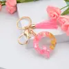 Nuevo llavero de borla rosa 26 letras de cristal inglés gota pegamento colgante borla de moda europea y americana bolsa regalo