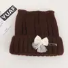 Gorro de punto suelto de alta calidad coreano con orejas de gato, clip en, con cordones de colores y adornos de perlas, un gorro cálido y protector de orejas para mujer en otoño e invierno