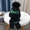 Novo Conjunto de Chapéu e Cachecol Infantil, Conjunto de Duas Peças, Chapéu de Tricô para Meninos com Forro de Fleece, Espessado, Chapéu de Inverno Cartoon para Bebês Meninas