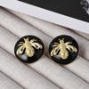 Moda Europea y Americana Lujo Accesible Aretes de Abeja Retro de Alta Gama con Goteo de Aceite Nicho Aretes Estilo Antiguo Aretes Redondos Negros