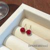 Pendientes de perlas redondas rojas de Ankora con aguja plateada, nuevos pendientes de viajero frecuente para mujer, colección de pendientes de Año Nuevo.