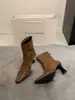 Botas Femininas de Cano Curto Bico Fino com Salto Alto Fino, Botas de Cano Justo, Novidade Outono/Inverno 2026 Retro Francês Camurça Zíper nas Costas Botas Curtas
