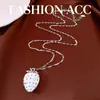 Colar de Morango Vermelho em Resina Cravejado de Diamantes Usado, Corrente para Clavícula Estilo Nicho de Luxo Leve, Acessório de Pescoço Versátil de Moda Personalizado para Mulheres