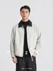 Además, la chaqueta corta de mezclilla patchwork con bloques de color en el cuello, de corte holgado, hombros caídos, casual, con cremallera para hombre, es perfecta para el otoño de 2026.