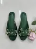 Chinelos Femininos de Verão para Exterior 2026 Novos Flor com Pérolas e Strass Salto Grosso Chinelos de Dedo Tamanho Pequeno 313233 Sandálias Fada