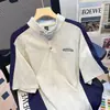 Camiseta de Manga Corta con Cuello Alto y Bloques de Color Estilo Retro Americano para Hombre en Verano Diseño Holgado Tops de Nicho Bordados en el Hombro Derecho para Hombre