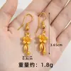 Brincos banhados a ouro em estilo antigo e moderno, com um design floral oco, são uma escolha popular para mulheres.. Estes novos brincos de cobre estilo chinês são banhados a ouro e projetados para durar, garantindo que não desbotem facilmente.