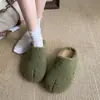 Pantuflas de peluche tipo slip-on de moda para mujer, nuevo modelo otoño e invierno 2026, adecuadas para uso casual al aire libre, fáciles de combinar, pantuflas de algodón peludo con suela suave