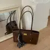 Bolso de axila con textura de moda para mujer 2026 invierno nuevo estilo personalizado simple color liso gran capacidad moderno para ir al trabajo bandolera individual