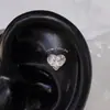 Brinco Stud Branco em Pó em Formato de Coração para Hélice Auricular Rosqueável, Amigo para Dormir, Não Precisa Remover, Aço Titânio de Alta Qualidade Acessório de Piercing para Joia de Orelha em Formato de Coração