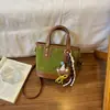 Bolsa Balde Retrô de Nicho Portátil Feminina Outono/Inverno 2026 Nova Bolsa Transversal Bordada Acolchoada com Diamantes Bolsa de Ombro Único para Trabalho e Trajeto