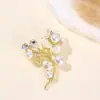 Broche de Flor em Concha de Luxo Leve, Moderno e Elegante, Alfinete de Lapela Versátil, Broche de Alto Padrão e Estiloso, Acessório para Terno e Casaco