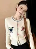 Cardigan jacquard tricotado em blocos de cor de desenho animado moderno para mulheres, nova coleção de outono de 2026, estilo curto projetado para fazer as figuras baixinhas parecerem mais jovens