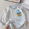 Camiseta de manga larga a rayas azules para niño, nuevo estilo de otoño, top infantil de cuello redondo con bolsillos, moderno y a la moda