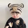 Gorro de Punto Coreano para Niños y Niñas Otoño e Invierno Oso Rayado de Lana con Borde Rizado Piel de Melón Gorro Cálido
