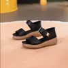 Sandálias de Sola Grossa para Mulheres 2026 Novos Calçados de Verão Femininos Sapatos de Mãe Sandálias de Couro para Maternidade com Salto Sandálias Plataforma