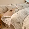 Juego de Cuatro Piezas de Leche Fleece Tallado con Pompón de Alto Peso, Juego de Tres Piezas Espeso y Cálido de Coral Fleece Burnout Franela para Dormitorio