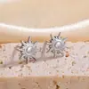 Pendientes Minimalistas de Acero Inoxidable con Personalidad de Lujo Ligero Estilo Francés para Mujer, No se Desvanecen, Pendientes de Acero de Titanio con Girasol de Oro de 18K de Alta Gama