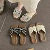 Sandalias de Playa para Mujer, Suela Plana, Adecuadas para Usar con Faldas 2026, Nuevo Estilo Perla, Versátiles para el Verano, Sandalias Slip-On Inspiradas en Chanel